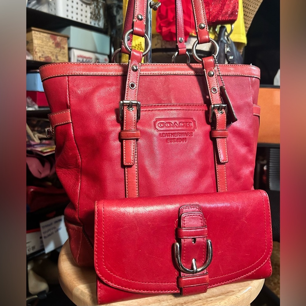 2008 SET Coach Gallery Tote Red Leather w Coach Classic Red Leather Soho Wallet - Picture 2 of 15